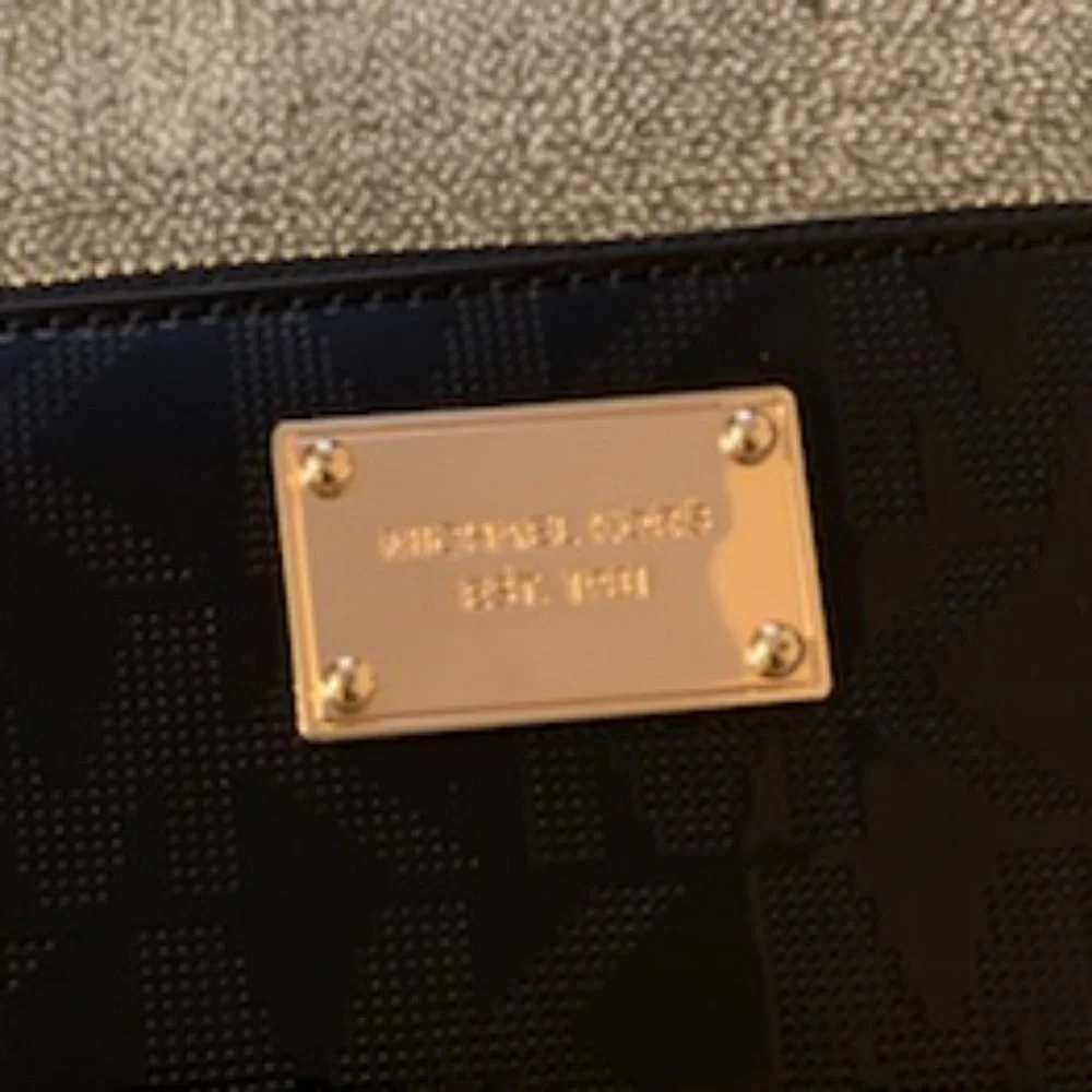 Micheal Kors wristlet - Picture 4 of 4